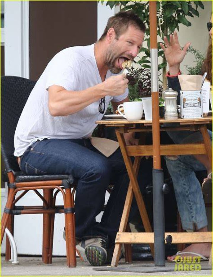 Aaron Eckhart Uses His Time Off to Enjoy Lunch with a Friend Photo