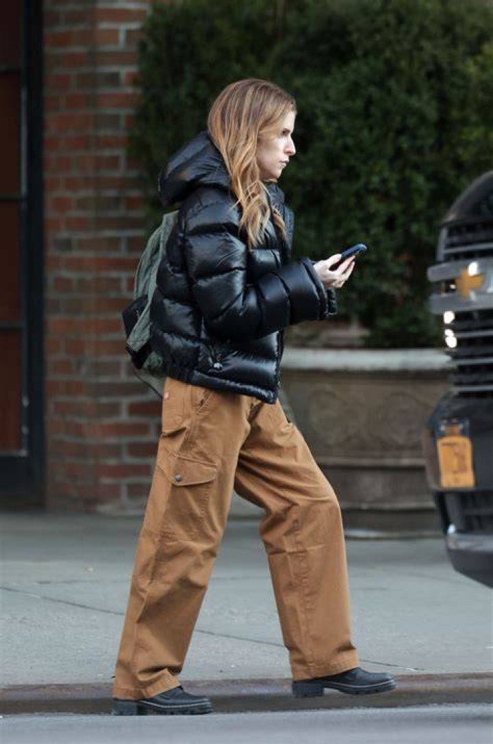 Anna Kendrick Spotted with a Baby Bump on Set of 'The Hollars'! Photo