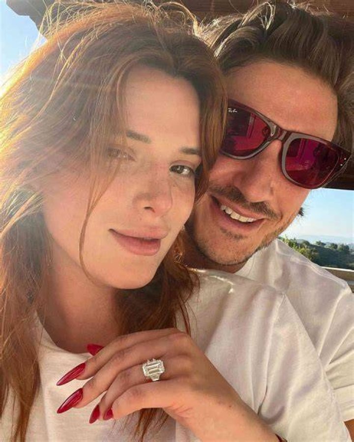 Bella Thorne e namorado Mark Emms são oficiais do Instagram Play Trucos