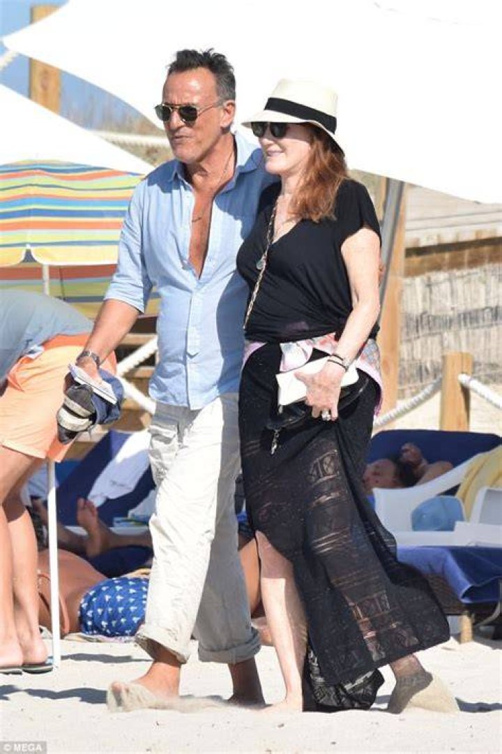 Bruce Springsteen Enjoying Holiday with wife Patti ScialfaRelationship
