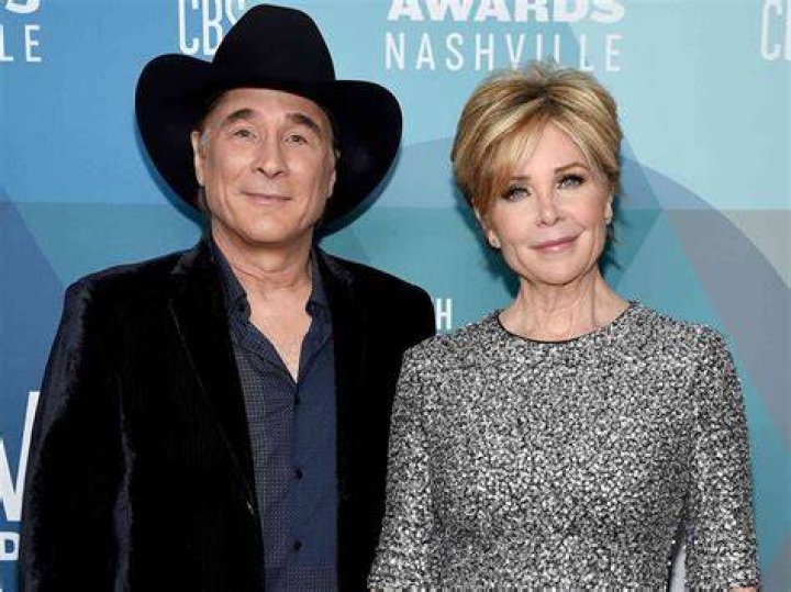Clint Black + Lisa Hartman Black&rsquo;s Cutest Moments [PICTURES] Kowaliga
