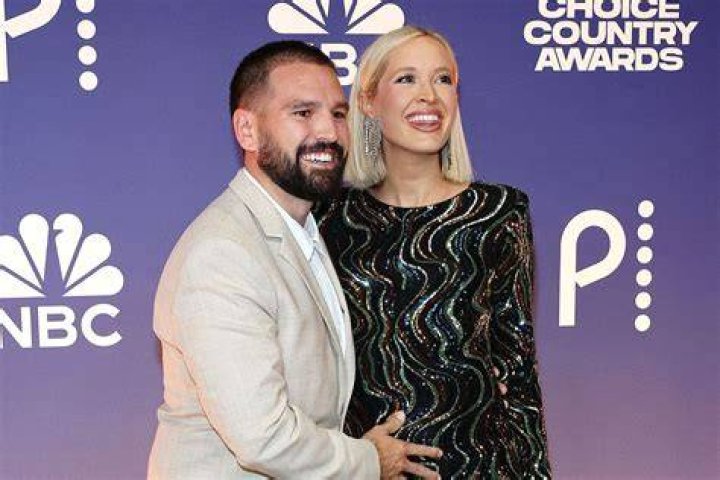 Dan + Shay star Shay Mooney shows off major weight loss, abs in new