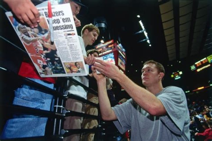 Fans say Luc Longley was mediocre, Longley agrees