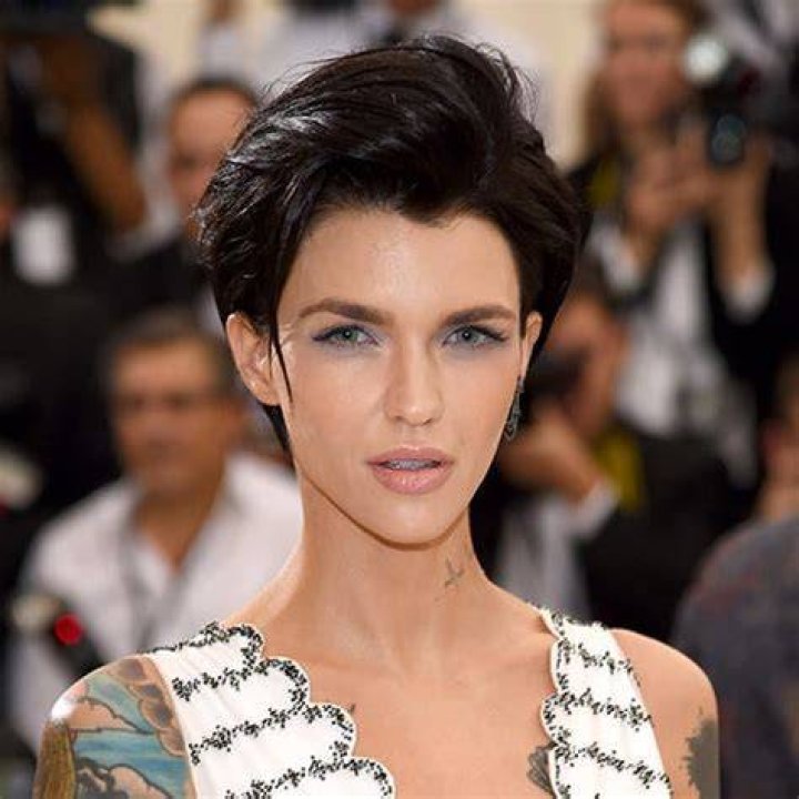 Flüchtlinge Beharrlichkeit aushändigen ruby rose Flaute bestimmt Spule