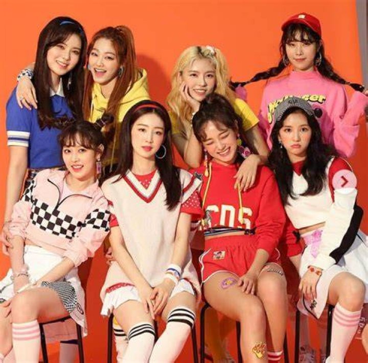 Gugudan's Sejeong, ASTRO's Cha Eunwoo Overflow with Visuals in One