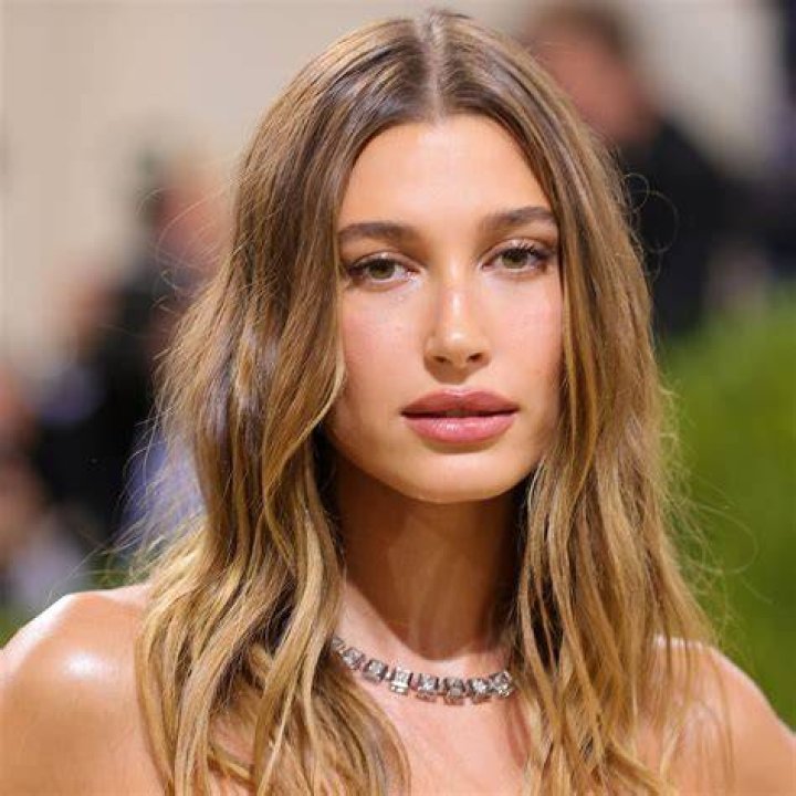 Hailey Bieber ses plus beaux looks beaut&eacute; en images Vogue France