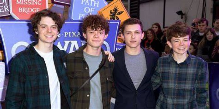 How Many Siblings Does Tom Hanks Have? What Do They Do?