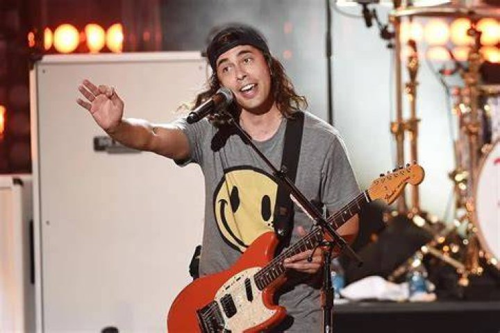 How old is Vic Fuentes? Age, Girlfriend, Height, Net Worth, Bio