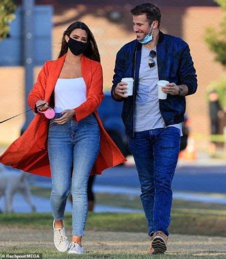 Jennifer Lahmers is dating "hot doctor" Dr. Mike!