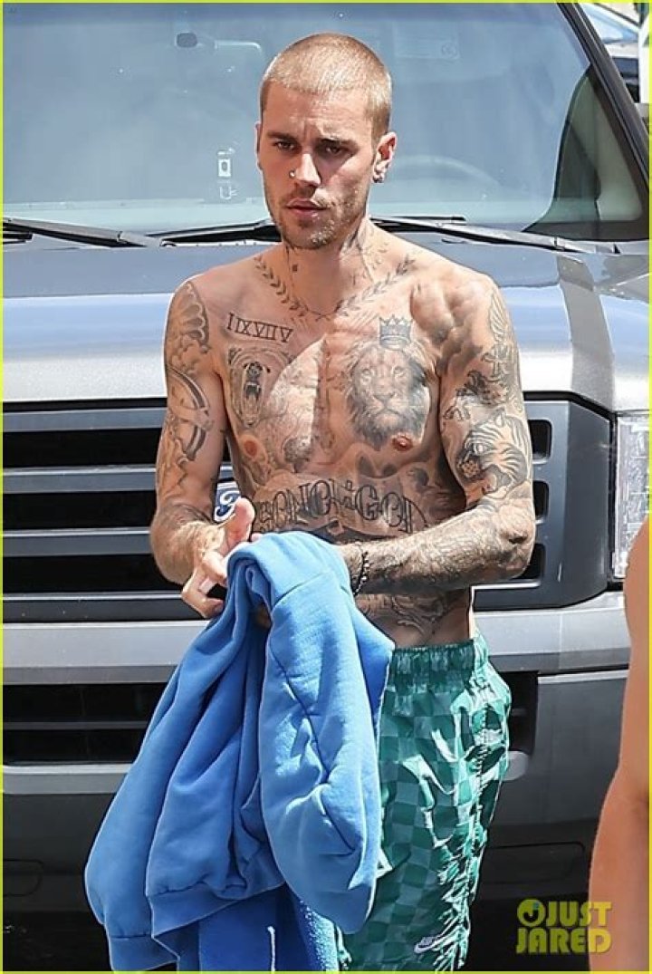 Justin Bieber posed shirtless to celebrate Odell Beckham Jr's birthday