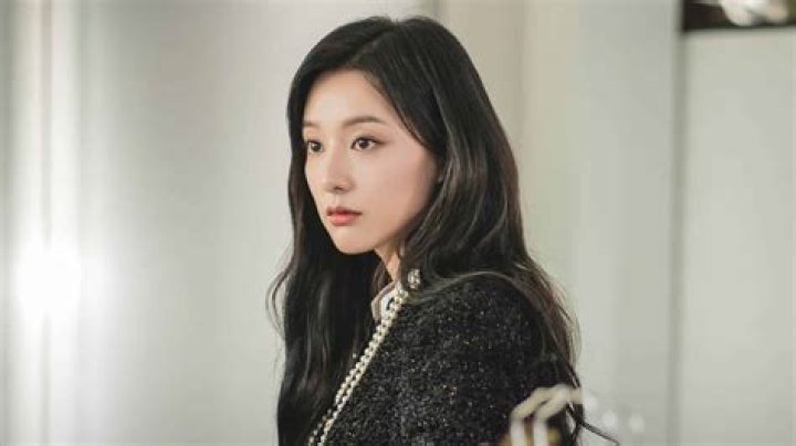 Kim Ji Won in talks to star in drama 'Queen of Tears