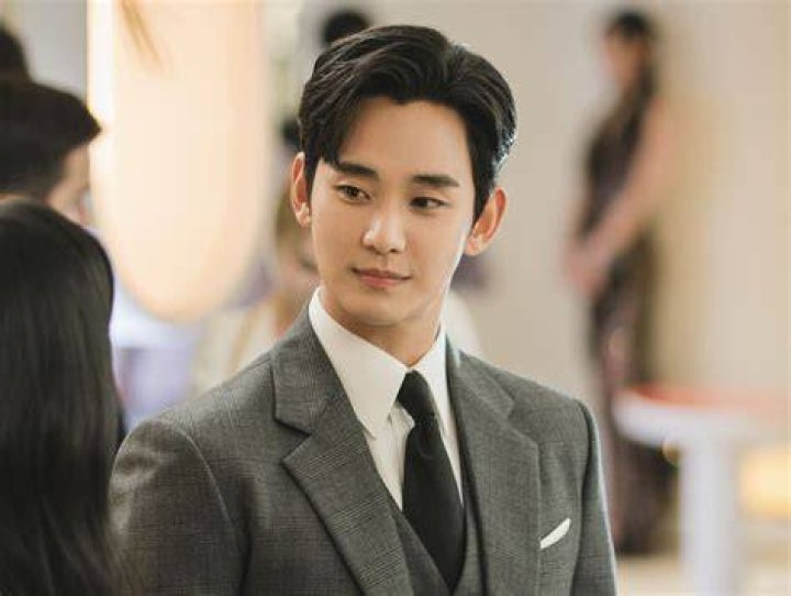 Kim soo hyun in freaking traditional wear IS EVERYTHING KDrama Amino