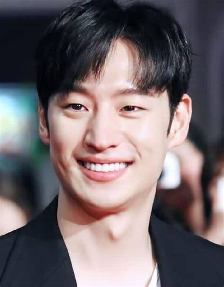 Lee Jehoon Age, Net Worth, Wife, Family, Height and Biography