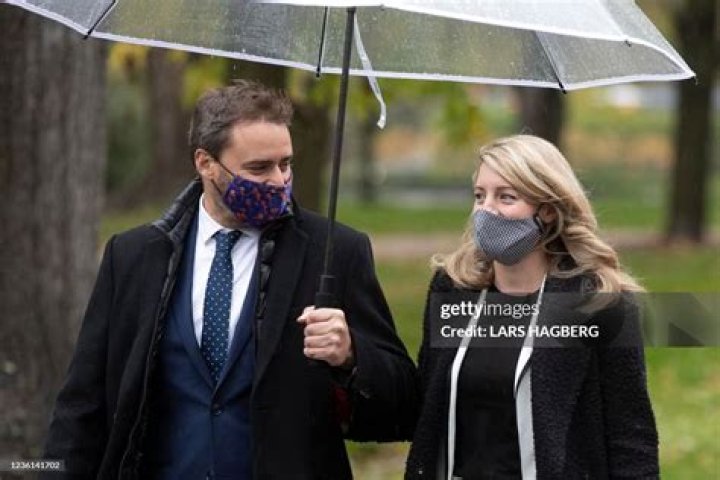Mélanie Joly Et Son Conjoint LE DOMAINE BLEU • LE KIOSQUE • Gala