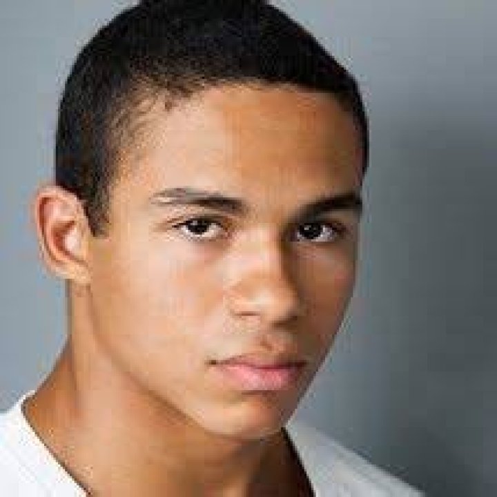 Noah GrayCabey (1,55 m) &eacute; um ator... Orgulho de ser Manlet