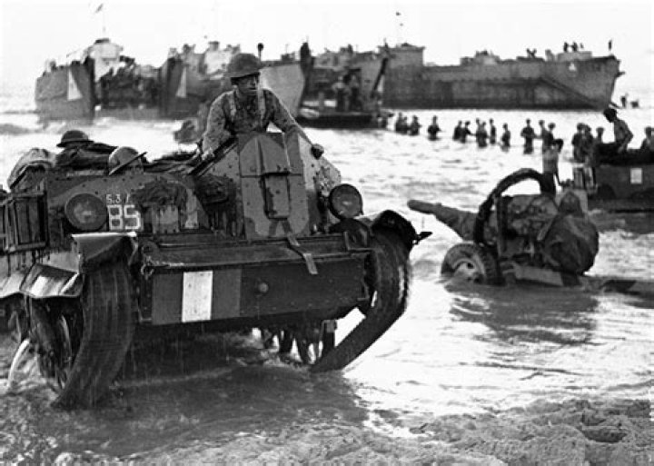 [Photo] Allied Forces come ashore during the invasion of Sicily, July