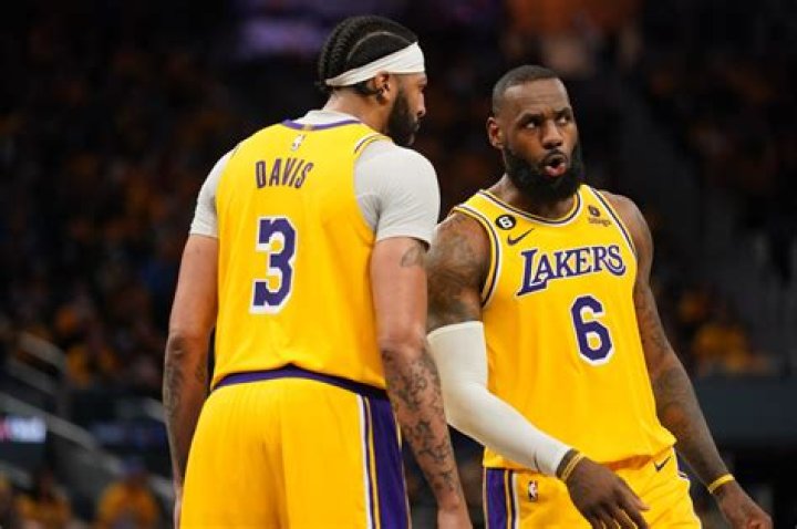 Report Lakers 'seriously considering' signing Metta World Peace