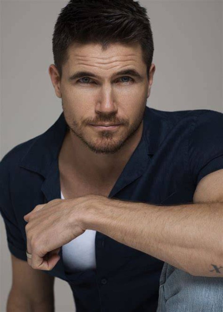 Robbie Amell Profile Images — The Movie Database (TMDb)