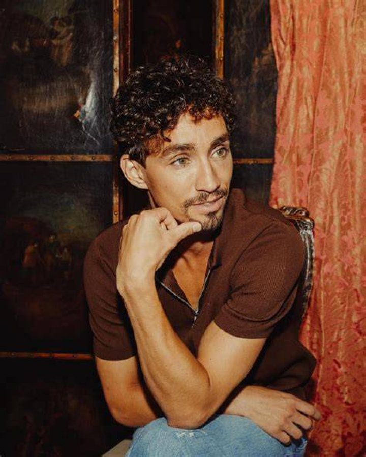 Robert Sheehan ‘I explored my sexuality, just to see if there were any