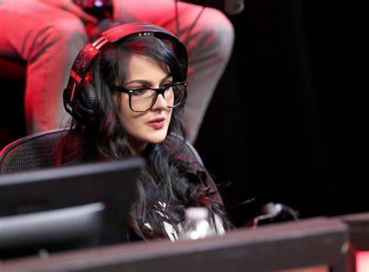 SSSniperwolf Age, Net Worth, Boyfriend, Family, Height and Biography