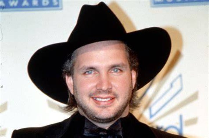 What happened to Garth's first wife, Sandy Mahl and where is she now?