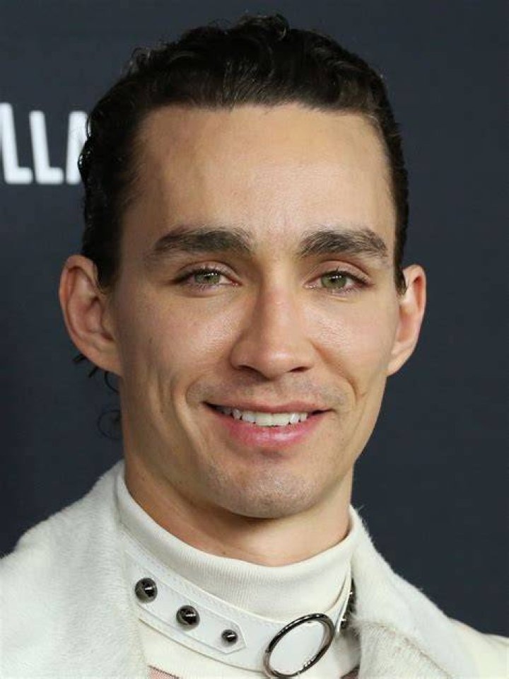 What is Robert Sheehan's sexuality? ABTC