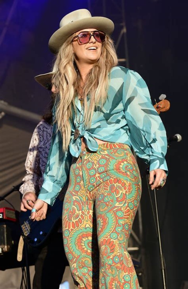 Who Is Lainey Wilson's 'Hot Date' At The ACM Awards? Her Boyfriend