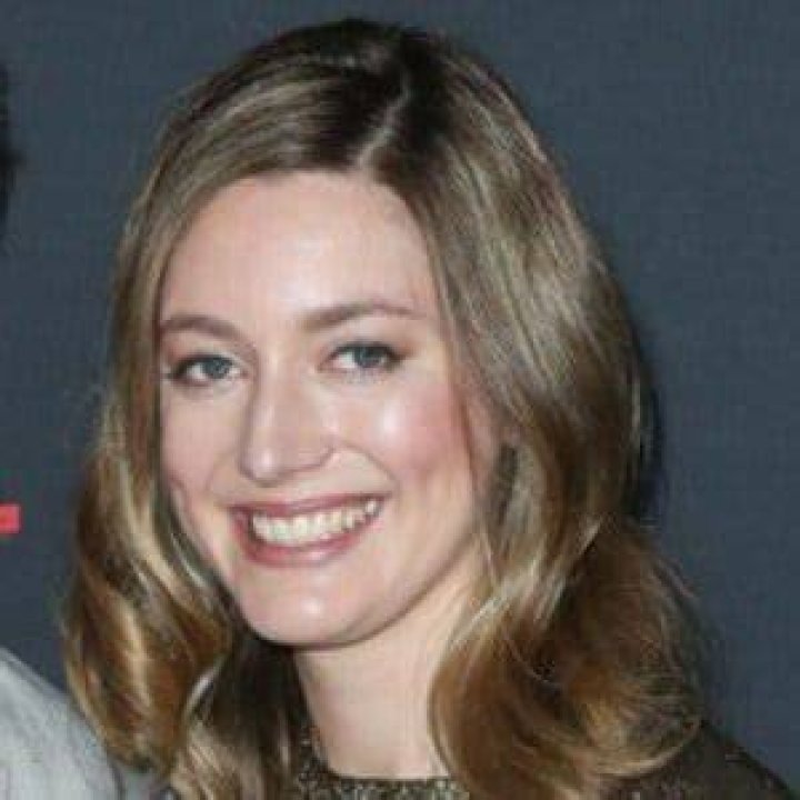 Zoe Perry Bio, Wiki, Age, Height, Parents, Husband, Tv Show, and Net Worth